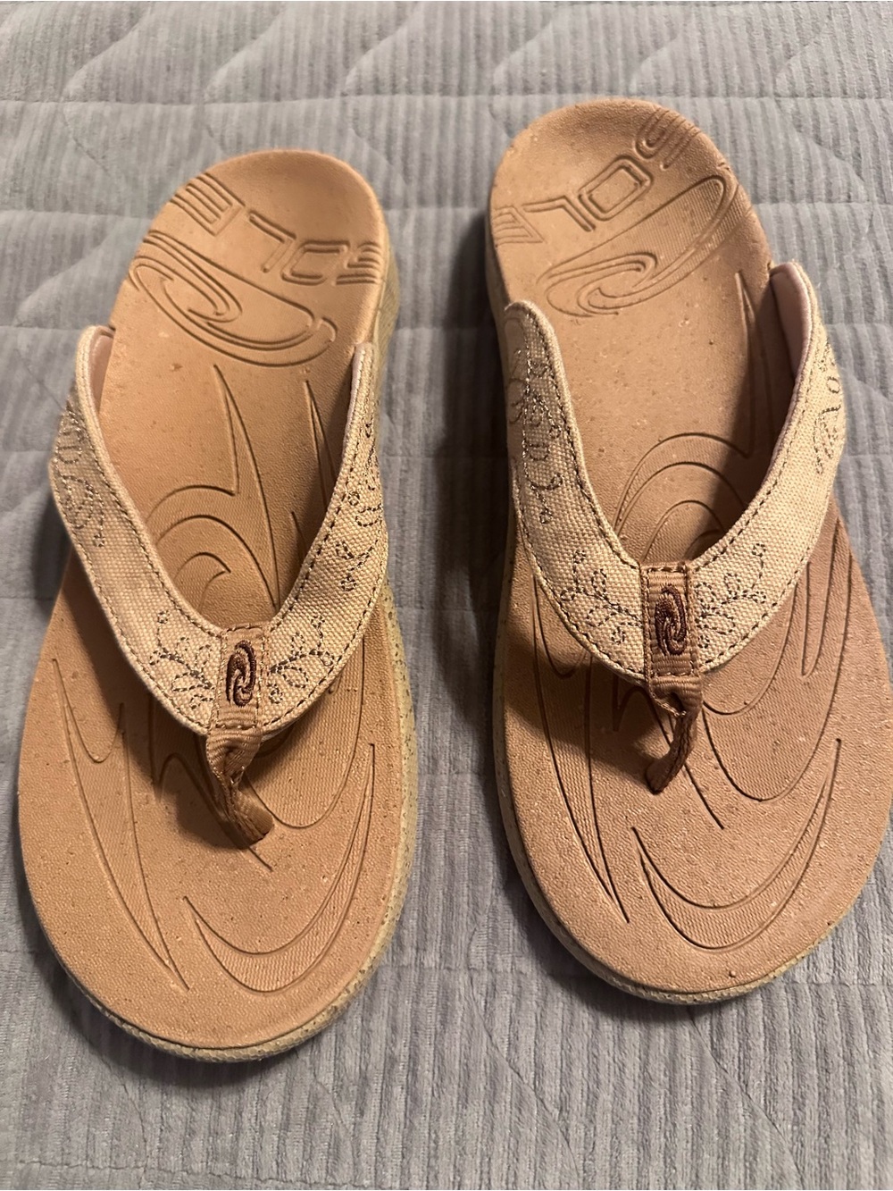 SOLE brand tan flip flops sz 8